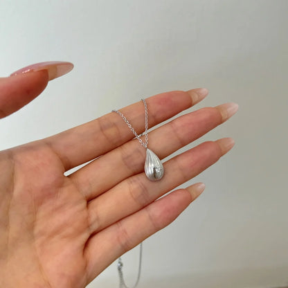 Reliable Jewelry Supplier Fashion S925 Silver Polished Surface 5A Cubic Zirconia Tear Shape Pendant Necklace for Women