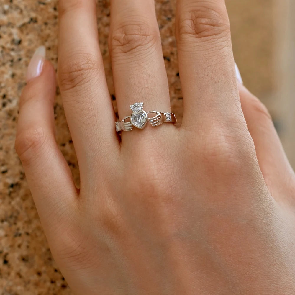 Fashion Fine Jewelry Design S925 Silver Hypoallergenic Non Tarnish Hands Shape for Love Heart 5A Zirconia Women Girl Rings