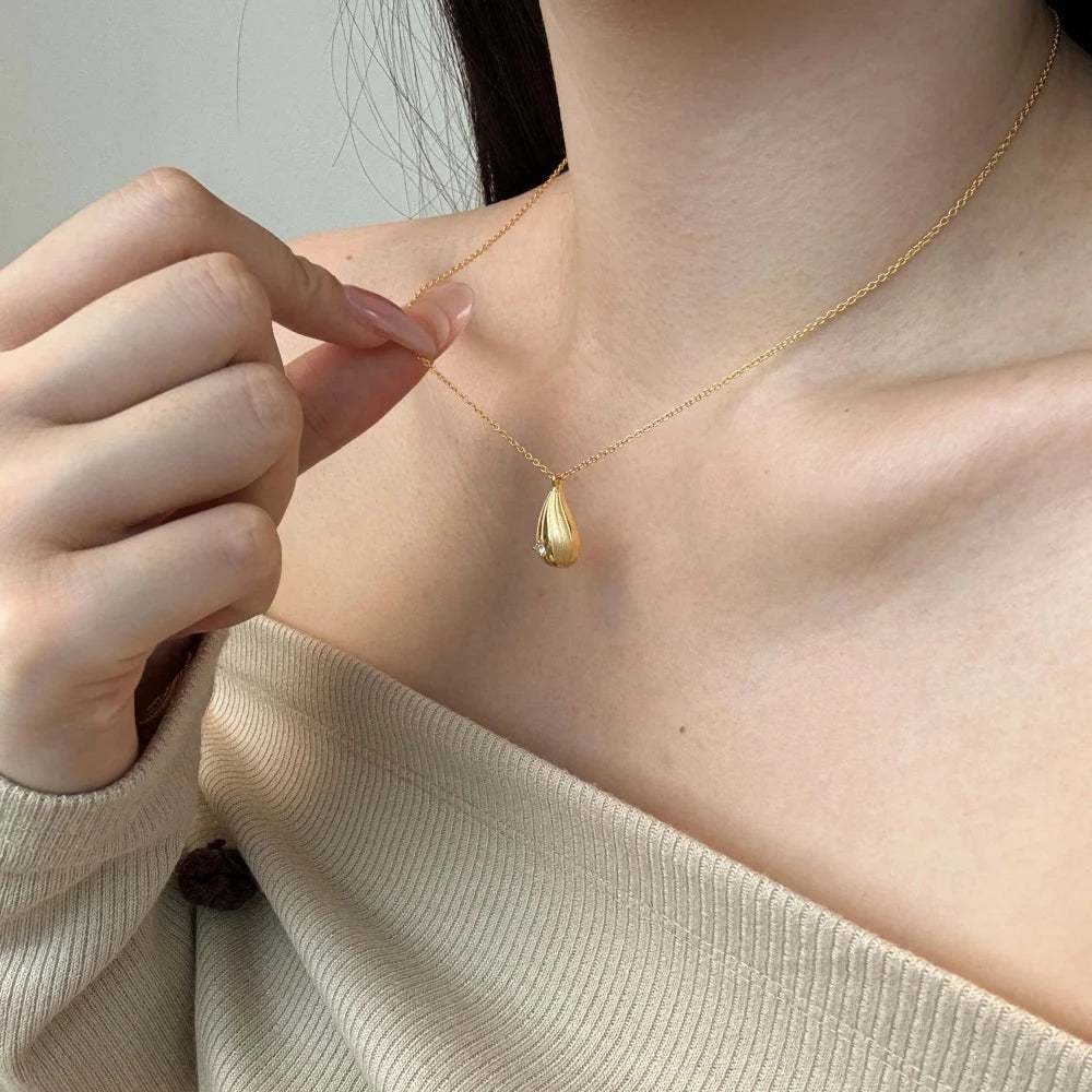 Reliable Jewelry Supplier Fashion S925 Silver Polished Surface 5A Cubic Zirconia Tear Shape Pendant Necklace for Women