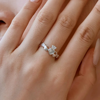 Fashion Fine Jewelry Design S925 Silver Hypoallergenic Non Tarnish Hands Shape for Love Heart 5A Zirconia Women Girl Rings
